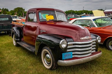 Iola, WI - 07 Temmuz 2022: 1951 Chevrolet 3100 kamyonet yerel bir araba fuarında yüksek perspektifli ön köşe görüntüsü.