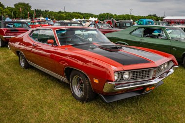 Iola, WI - Temmuz 07, 2022: 1971 Ford Torino GT 2 Door Hardtop 'ın yüksek perspektifli ön köşe görüntüsü yerel bir araba fuarında.