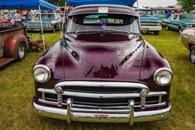Iola, WI - Temmuz 07, 2022: 1950 Chevrolet Styleline Coupe 'nin yerel bir araba fuarında yüksek perspektifli ön görüntüsü.