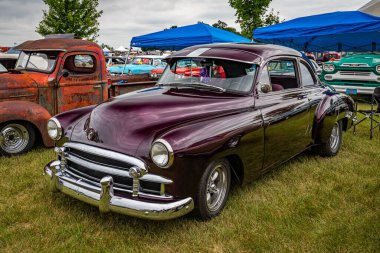 Iola, WI - 7 Temmuz 2022: 1950 model Chevrolet Styleline Coupe 'nin yüksek perspektifli ön köşesi yerel bir araba fuarında.