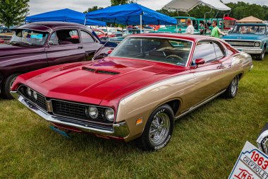 Iola, WI - Temmuz 07, 2022: 1971 Ford Torino 500 2 Door Hardtop yerel bir araba fuarında yüksek perspektifli ön köşe görüntüsü.
