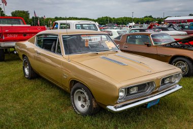Iola, WI - Temmuz 07, 2022: 1967 Plymouth Barracuda Fastback 'in yerel bir araba fuarında yüksek perspektifli ön köşe görüntüsü.