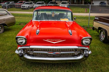 Iola, WI - 07 Temmuz 2022: 1957 Chevrolet BelAir 2 Door Hardtop 'ın yüksek perspektifli manzarası.