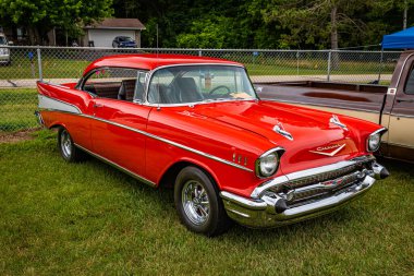 Iola, WI - 07 Temmuz 2022: 1957 Chevrolet BelAir 2 Door Hardtop 'ın yüksek perspektifli ön köşe görüntüsü yerel bir araba fuarında.