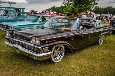 Iola, WI - 07 Temmuz 2022: 1959 Mercury Montclair 2 Door Hardtop 'ın yüksek perspektifli ön köşe görüntüsü yerel bir araba fuarında.