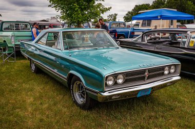 Iola, WI - 07 Temmuz 2022: 1967 Dodge Coronet 500 2 Door Hardtop 'ın yüksek perspektifli ön köşe görüntüsü yerel bir araba fuarında.