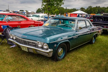 Iola, WI - 07 Temmuz 2022: 1965 Chevrolet BelAir 2 Door Sedan 'ın yüksek perspektifli ön köşe görüntüsü yerel bir otomobil fuarında.