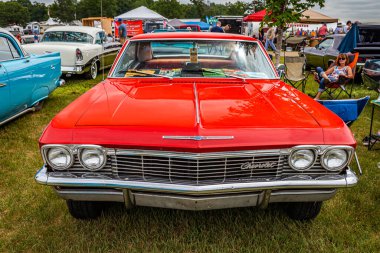 Iola, WI - 07 Temmuz 2022: 1965 Chevrolet Impala 2 Door Hardtop 'ın yüksek perspektifli manzarası yerel bir araba fuarında.