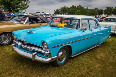 Iola, WI - 7 Temmuz 2022: 1956 Plymouth Savoy 4 Door Sedan 'ın yüksek perspektifli ön köşe görüntüsü yerel bir araba fuarında.