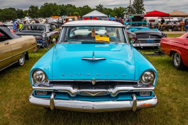 Iola, WI - 07 Temmuz 2022: 1956 Plymouth Savoy 4 Door Sedan 'ın yüksek perspektifli manzarası yerel bir otomobil fuarında.