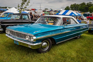Iola, WI - 07 Temmuz 2022: 1964 Ford Galaxie 500 2 Door Hardtop 'ın yüksek perspektifli ön köşe görüntüsü yerel bir araba fuarında.
