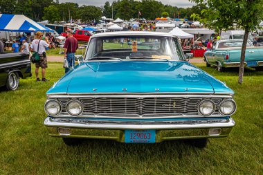 Iola, WI - 07 Temmuz 2022: 1964 Ford Galaxie 500 2 Door Hardtop 'ın yüksek perspektifli manzarası yerel bir araba fuarında.