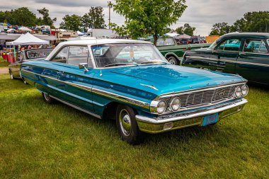 Iola, WI - 07 Temmuz 2022: 1964 Ford Galaxie 500 2 Door Hardtop 'ın yüksek perspektifli ön köşe görüntüsü yerel bir araba fuarında.
