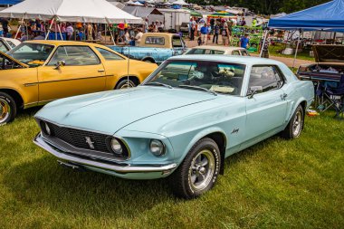 Iola, WI - Temmuz 07, 2022: 1969 Ford Mustang Hardtop Coupe 'nin yüksek perspektifli ön köşe görüntüsü yerel bir araba fuarında.
