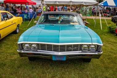 Iola, WI - 07 Temmuz 2022: 1967 Chevrolet Impala 4 Kapılı Otomobil Fuarı 'nın yüksek perspektifli manzarası.