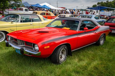 Iola, WI - 07 Temmuz 2022: 1973 Plymouth Barracuda Spor Coupe 'nin yüksek perspektifli ön köşe görüntüsü yerel bir araba fuarında.