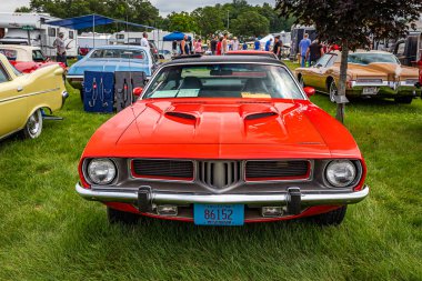 Iola, WI - Temmuz 07, 2022: 1973 Plymouth Barracuda Spor Coupe yerel bir araba fuarında.