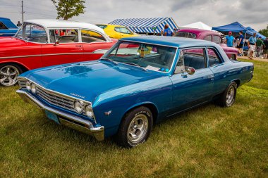 Iola, WI - 7 Temmuz 2022: 1967 Chevrolet Chevelle 300 Deluxe 2 Door Sedan 'ın yüksek perspektifli ön köşesi..
