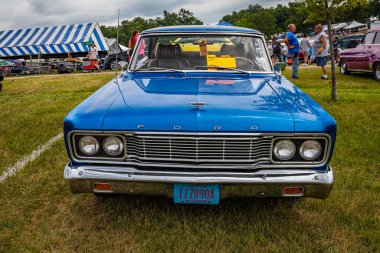 Iola, WI - Temmuz 07, 2022: 1965 Ford Fairlane 500 Spor Coupe 'nin yüksek perspektifli ön görüntüsü yerel bir araba fuarında.