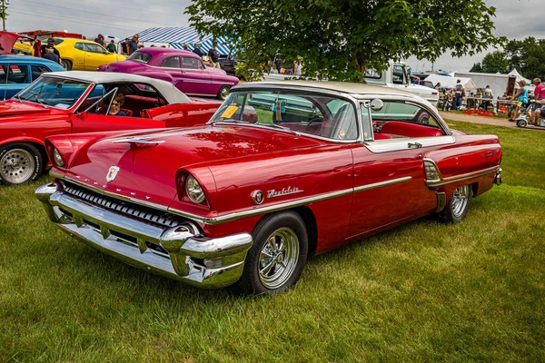 Iola, WI - Temmuz 07, 2022: 1955 Mercury Montclair Hardtop Coupe 'nin yerel bir araba fuarında yüksek perspektifli ön köşe görüntüsü.