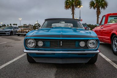 Daytona Plajı, FL - 26 Kasım 2022: Yerel bir otomobil fuarında 1967 Chevrolet Camaro RS Üstü açılır.