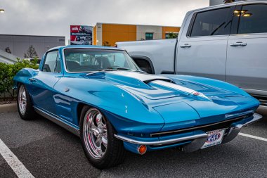 Daytona Plajı, FL - 26 Kasım 2022: 1964 Chevrolet Corvette Coupe 'nin yerel bir araba fuarında yüksek perspektifli ön köşe görüntüsü.