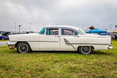Daytona Plajı, FL - 26 Kasım 2022: Yerel bir otomobil fuarında 1955 model bir Mercury Montclair 4 Door Sedan 'ın düşük perspektifli yan görüntüsü.