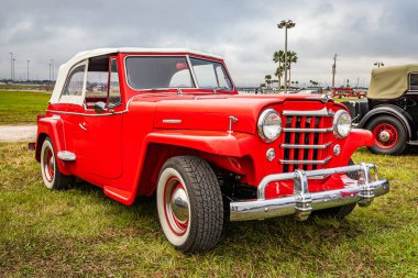 Daytona Plajı, FL - 26 Kasım 2022: 1950 model Willys Overland Jeepster 'ın düşük perspektifli ön köşesi..