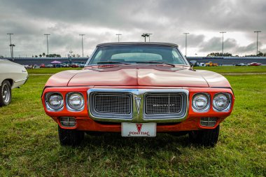 Daytona Plajı, FL - 26 Kasım 2022: Yerel bir araba fuarında 1969 Pontiac Firebird Üstü açılır.