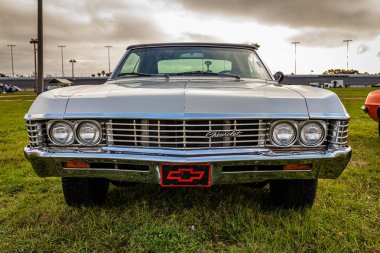 Daytona Plajı, FL - 26 Kasım 2022: Yerel bir otomobil fuarında 1967 Chevrolet Impala Üstü açılır.