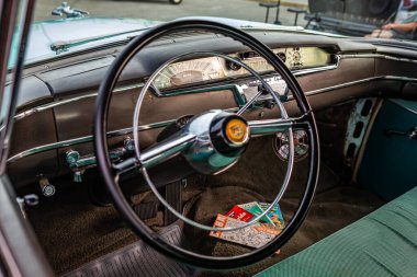 Daytona Plajı, FL - 26 Kasım 2022: Yerel bir otomobil fuarında 1955 Nash Büyükelçisi Super 4 Door Sedan 'ın iç görünümü.