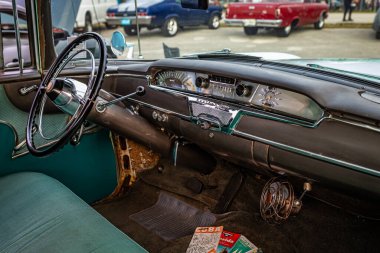 Daytona Plajı, FL - 26 Kasım 2022: 1955 Nash Büyükelçisi Süper 4 Kapı Sedan 'ın geniş açılı iç görünümü yerel bir araba fuarında.