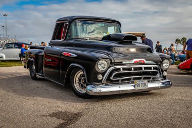 Daytona Plajı, FL - 26 Kasım 2022: Yerel bir araba fuarında 1957 Chevrolet Stepside Pickup Truck 'ın geniş açılı ön köşe görüntüsü.