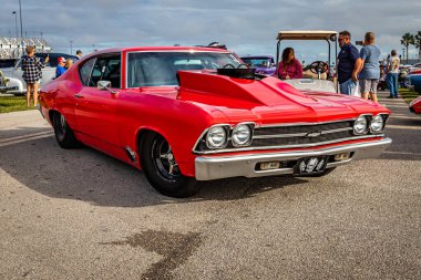 Daytona Plajı, FL - 26 Kasım 2022: 1968 model Chevrolet Chevelle 'in geniş açılı ön köşe görüntüsü yerel bir araba fuarında.