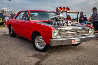 Daytona Beach, FL - 26 Kasım 2022: 1967 Dodge Dart GT Pro Street 'in yüksek perspektifli ön köşe görüntüsü yerel bir araba fuarında.