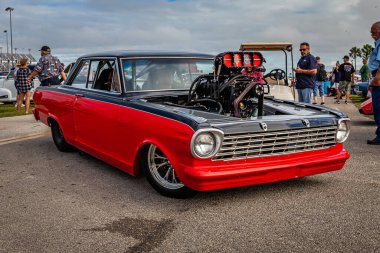 Daytona Plajı, FL - 26 Kasım 2022: 1962 Chevrolet Nova Pro Caddesi 'nin yüksek perspektifli ön köşesi.
