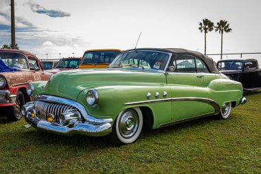 Daytona Beach, FL - 26 Kasım 2022: 1952 Buick Serisi 50 Super Convertible 'in yüksek perspektifli ön köşeli görüntüsü yerel bir araba fuarında.