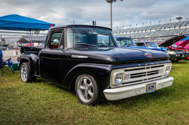 Daytona Plajı, FL - 26 Kasım 2022: 1962 Ford F100 Stepside Pickup Truck 'ın yerel bir araba fuarında yüksek perspektifli ön köşe görüntüsü.