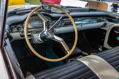 Daytona Plajı, FL - 26 Kasım 2022: Yerel bir otomobil fuarında 1958 Oldsmobile Super 98 Holiday Coupe 'nin yüksek perspektifli iç görünümü.