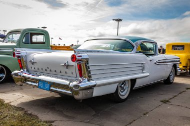Daytona Plajı, FL - 26 Kasım 2022: 1958 Oldsmobile Super 98 Holiday Coupe 'nin yüksek perspektifli arka köşe görüntüsü.