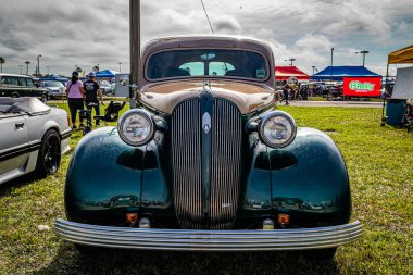 Daytona Plajı, FL - 26 Kasım 2022: 1937 Plymouth P4 Deluxe Sedan 'ın yerel bir araba fuarında yüksek perspektifli ön görüntüsü.