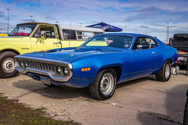 Daytona Beach, FL - 26 Kasım 2022: 1971 Plymouth Road Runner 2 Door Hardtop 'ın yüksek perspektifli ön köşe görüntüsü.