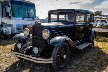 Fort Meade, FL - 24 Şubat 2022: 1930 Durant Model 614 Standart Sedan 'ın yüksek perspektifli ön köşe görüntüsü.