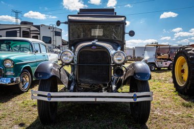 Fort Meade, FL - 24 Şubat 2022: Yerel bir otomobil fuarında 1928 model bir Ford AA Truck 'ın düşük perspektifli ön görüntüsü.