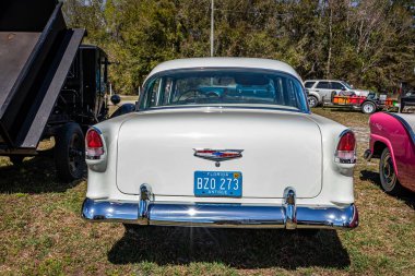 Fort Meade, FL - 24 Şubat 2022: 1955 Chevrolet Bel Air 4 Door Sedan 'ın yüksek perspektifli arka görüntüsü.