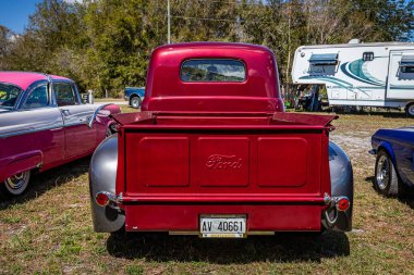 Fort Meade, FL - 24 Şubat 2022: 1948 model Ford F1 kamyonet yerel bir araba fuarında.