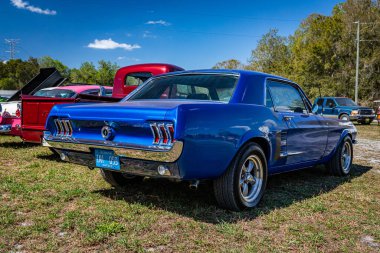 Fort Meade, FL - 24 Şubat 2022: 1967 model Ford Mustang Hardtop Coupe 'nin düşük perspektifli arka köşe görüntüsü.