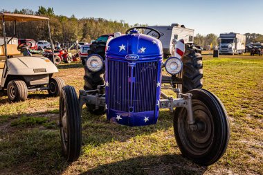 Fort Meade, FL - 26 Şubat 2022: Yerel bir traktör gösterisinde 1947 model Ford 2N Farm Traktör 'ün düşük perspektifli ön görüntüsü.