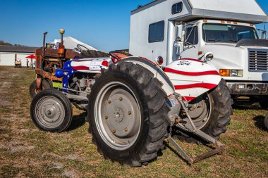 Fort Meade, FL - 26 Şubat 2022: 1947 Ford 2N Çiftlik Traktörü yerel traktör fuarında yüksek perspektifli arka köşe görüntüsü.