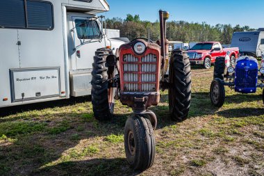Fort Meade, FL - 26 Şubat 2022: 1959 Ford 961 dizel traktör yerel bir traktör fuarında ön görüş.